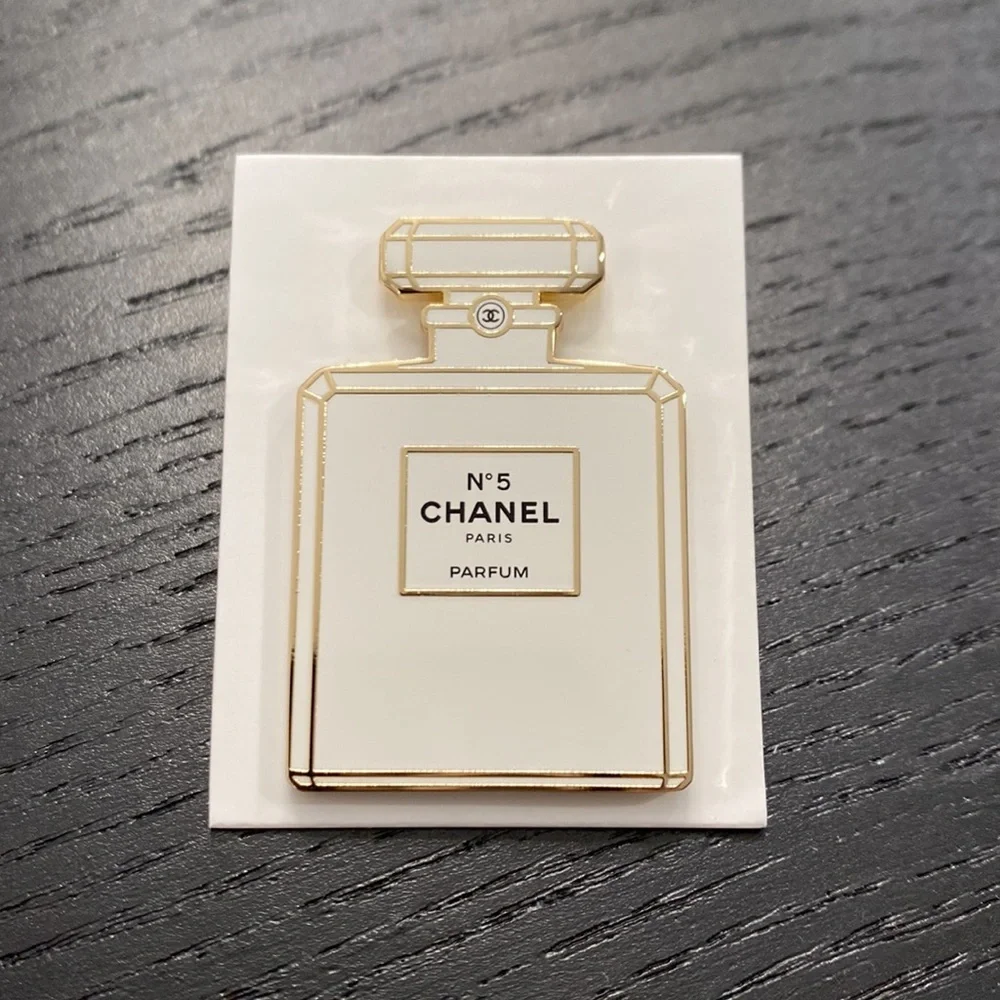 Chanel N5 Pin Brooch - New in Box - Picture 1 of 4